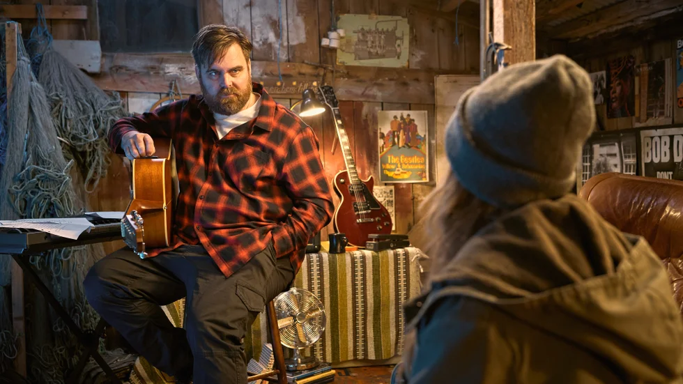 Mattias Nordkvist spelar en stor roll i Helena Bergströms film "Dancing Queens". Här ser vi honom tillsammans med skådepspelaren Molly Nutley som spelar hans dotter i Netflixproduktionen .