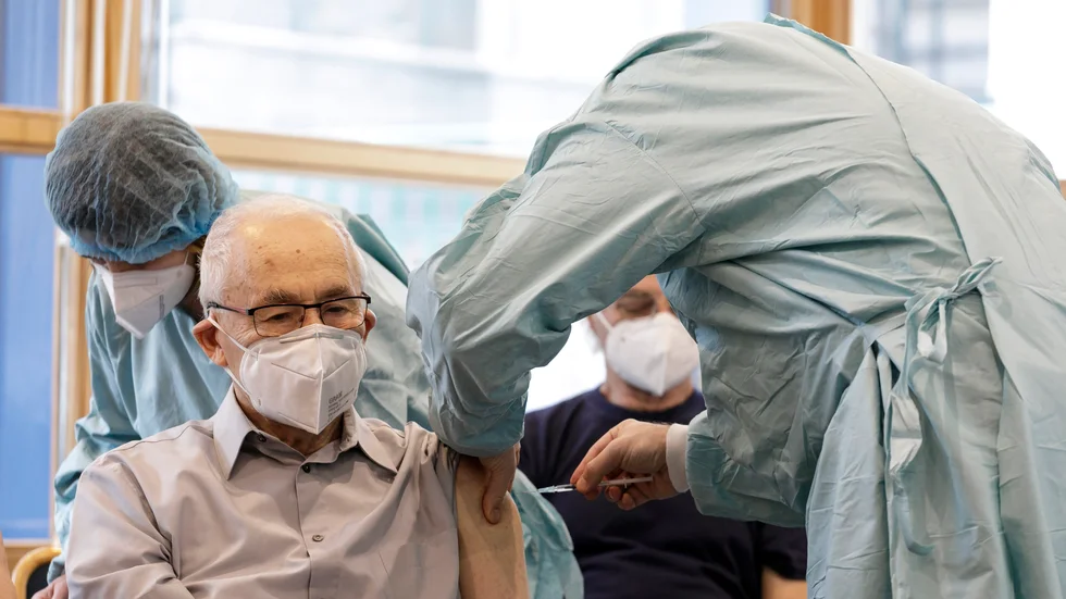 En man vaccineras i Slovakiens huvudstad Bratislava, där protester utbrutit mot landets coronarestriktioner. Arkivbild