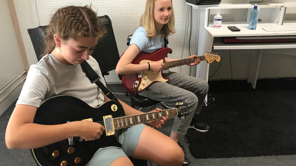 Sanna Dadkoush och Ingrid Säfström är två av årets cirka 90 deltagare i musikkollot Lira på Balsta musikslott. Här repar de låten "Nu lyfter vi från marken" på gitarr-stationen.