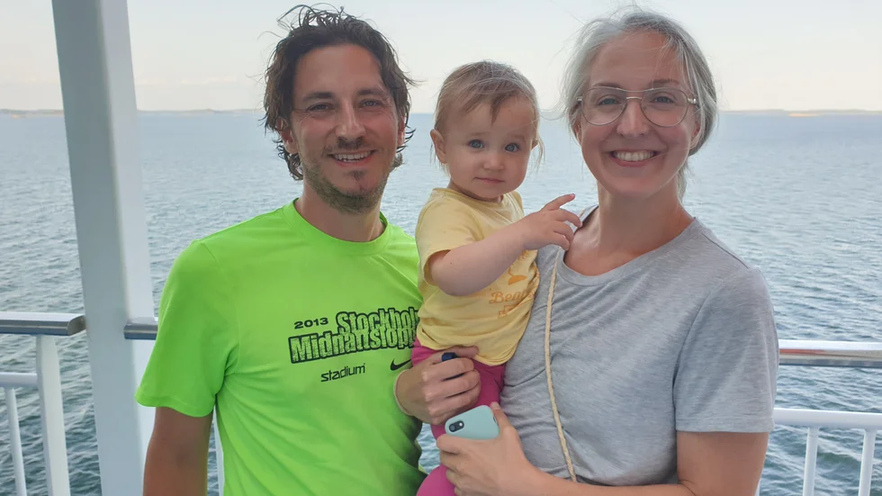David Heyman, Maja Heyman och Kristina Bergmark, på färjan från Gotland. Majas blyghet har förstärkts till följd av coronarestriktionerna, säger hennes föräldrar.