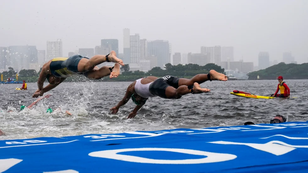 Damernas triathlon försenades på grund av vädret på tisdagsmorgonen, lokal tid.