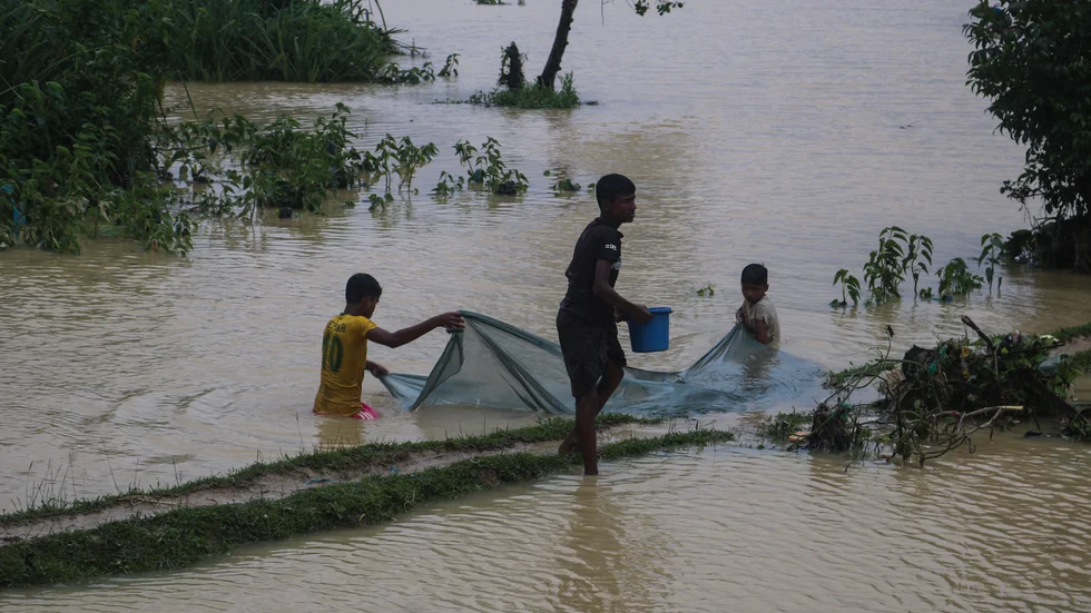 Fiske i översvämningsvatten i ett av flyktinglägren i sydöstra Bangladesh. Arkivbild.