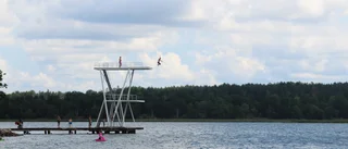 VIDEO Tio meter ner till vattnet • Kommer trettonåringen hoppa från hopptornet? 