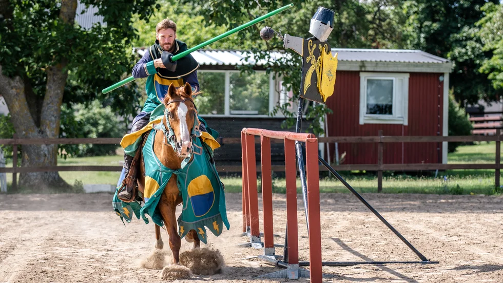Mattias Utas demonstrerar "Ridning mot Quintan". Med full fart och lans attackerar han trädockan. 