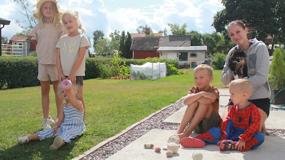 Varje ny morgon låg det virkade leksaker på plattorna hos Ida Oscarsson och barnen Dewin och Kian. En kväll togs katten Elsie på bar gärning, när hon kom hem med en donuts i munnen. Efter ett inlägg på sociala medier hittades ägarna, Meya, Myra och Lo Gustafsson, som nu fått tillbaka sina saker.
