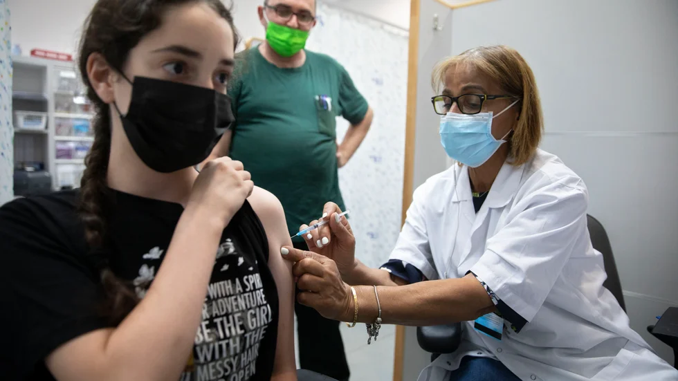 För att hålla skolorna öppna satsar Israel hårt på vaccineringar och antikroppstester för barn. Arkivbild.