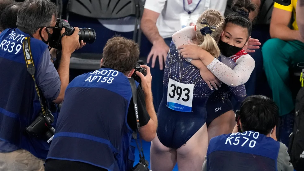 Sunisa Lee kramas om av lagkamraden Jade Carey efter mångkampen som gav henne guld.