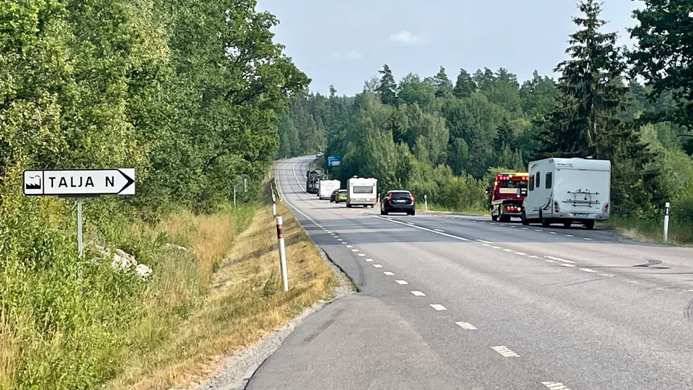 Husbilens framsida blev helt intryckt av krocken.