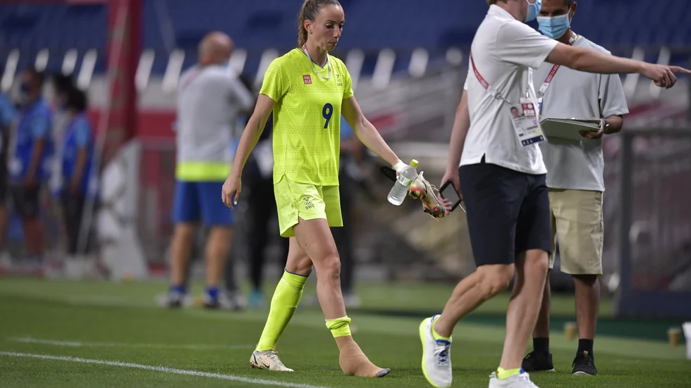 Straffskytt till 3–1, men Kosovare Asllani vrickade högerfoten i slutet av kvartsfinalen mot Japan.