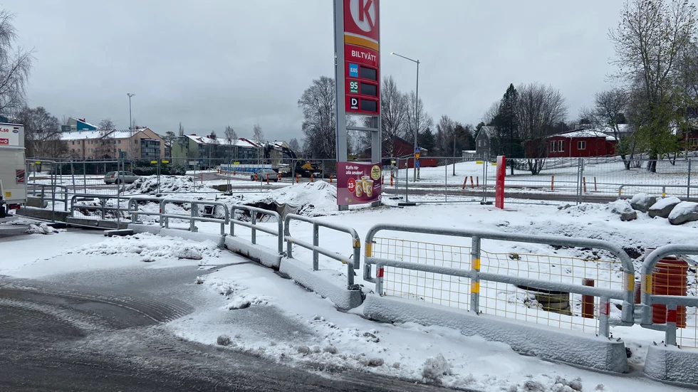Trafiksituationen kring Örnäsrondellen och bensinstationerna är något rörig just nu på grund av arbetet med östra länken. I december väntas trafiken kunna återgå mer till det normala.