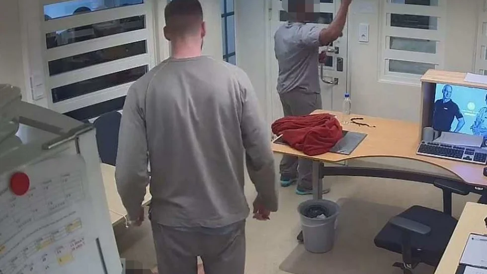 En av kriminalvårdarna ligger på golvet under gisslandramat på Hällbyanstalten.