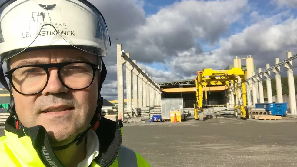 Det har gått nio månader sedan K-Fastigheter tog över Finja Prefab, med fabrik i Hultsfred. "Vi har vuxit med fem redan och kommer nyanställa fyra-fem till i Hultsfred under kommande året. Vi har behövt öka kapaciteten i hela regionen sedan vi fick nya ägare", säger vice VD Leif Astikainen.