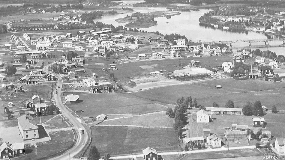 Vy över Sörböle 1935, där man ser Riks-13 slingra iväg mot Parkbron. Nära till vänster syns Vita skolan och närmast i bild finns i dag E4 och rondellen mot Skråmträskvägen/Anderstorpsleden.