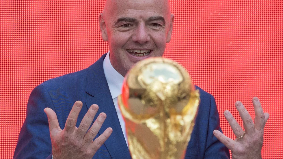 Fifas ordförande Gianni Infantino med VM-bucklan. Arkivbild.