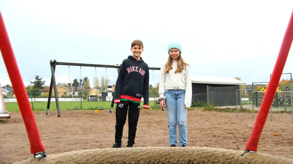 Rimforsaeleverna Måns Frejd och Tuva Malm är besvikna över att politikernas besked, kring den nya skolan, har dröjt så länge. Nu kommer de inte att hinna gå i den.