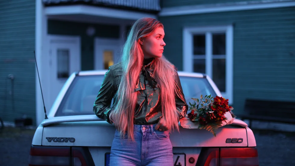 Under fredagen släpper 22-åriga Angelica Larsson sin andra singel, "Faller", som handlar om att bli kär. "Det känns förväntansfullt", säger hon.