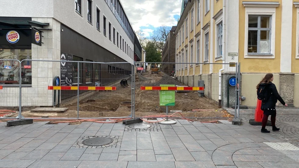 Hela Domkyrkogatan är avstängd för fotgängare, cyklister och fordonstrafik. Hagdahlska huset går att nå via Ågatan.