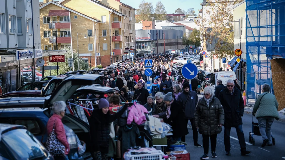 Tusentals personer tog en sväng längs med Kungsvägen under bakluckeloppisen.