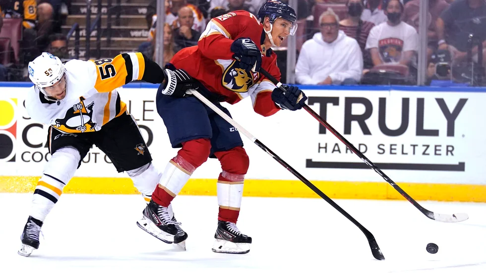   Arkivbild på Gustav Forsling från NHL-premiären mot Pittsburgh under natten till fredag.