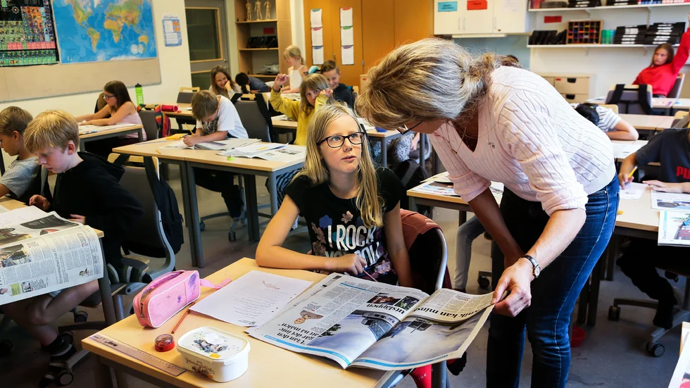 Tidningsveckan 2018 besökte vi klass 4D i Malmslättsskolan Kärna. Här är det Jonna Wåhlström som ställer en fråga till läraren Karin Alm.