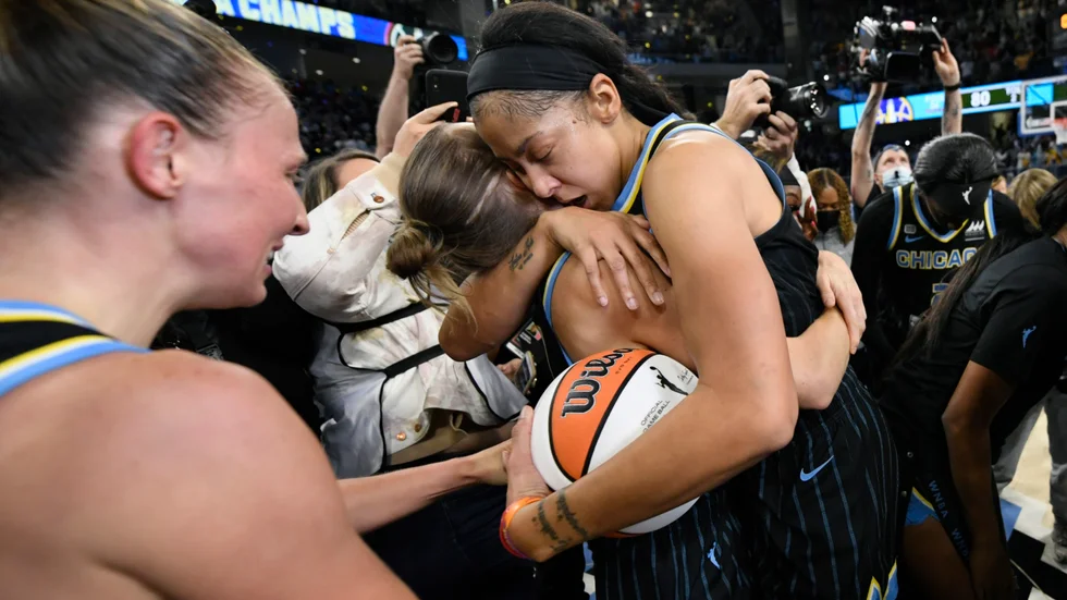 Chicago Skys Candice Parker, till höger, kramar om lagkamraten Allie Quigley efter WNBA-vinsten mot Phoenic Mercury.