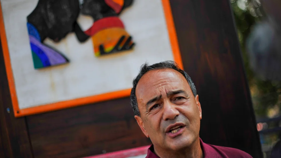 Domenico ”Mimmo” Locano, tidigare borgmästare i den lilla syditalienska staden Riace, dömdes till 13 års fängelse för att ha hjälpt flyktingar att undkomma utvisning.
