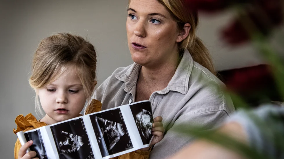 Fyraåriga Esther ska snart bli storasyster till tre små flickor som kommer se likadana ut. "Vi har fått rådet att skaffa en färg till varje trilling på allt från kläder till nappflaskor för att kunna se skillnad på dem", säger Josefine Livergren.
