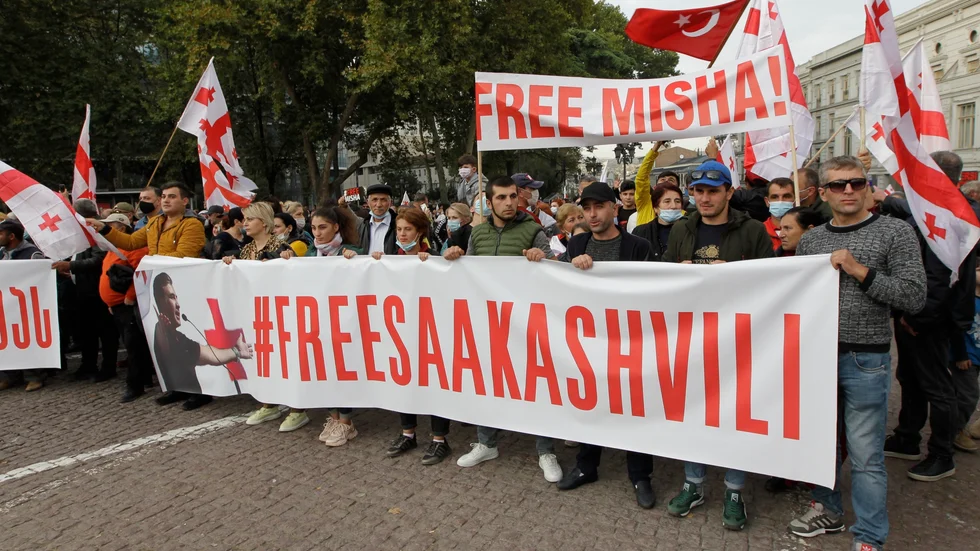 Anhängare till expresidenten Mikhail Saakasjvili kräver att han släpps fri, här vid en demonstration i Tbilisi förra veckan. Arkivbild.
