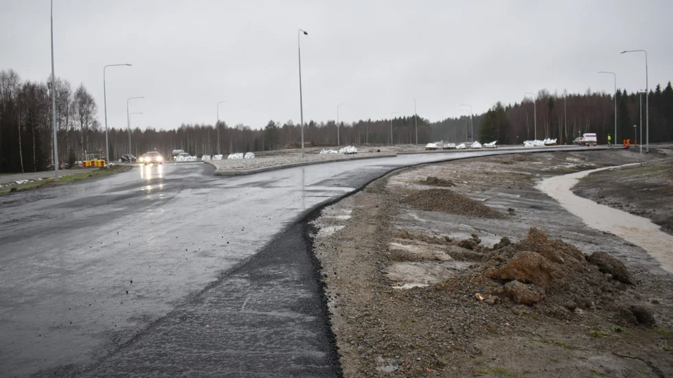 Det första lagret asfalt är nu på plats. 