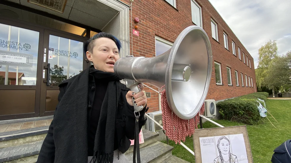 Jennie Högberg, ordförande för Omställning Gnesta, talade utanför kommunhuset på fredagens demonstration.