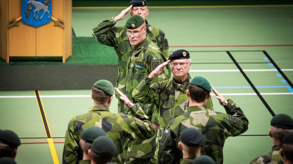 Kung Carl Gustaf inspekterar trupperna. Kung Carl Gustaf och statsminister Stefan Löfven (S) närvarar vid återinvigning av Norrlands dragonregemente K4 i Arvidsjaur.