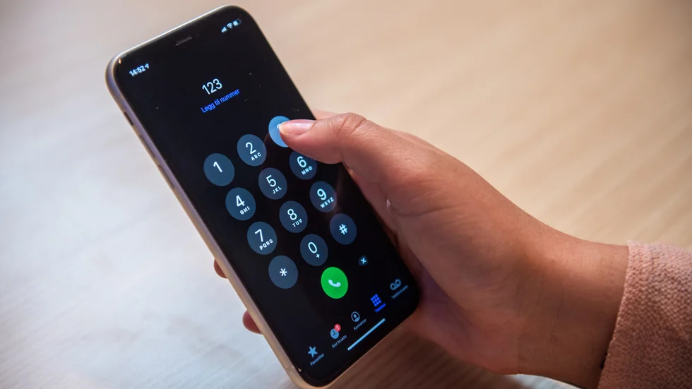 Om man hittat ett nummer till kundtjänst ställs man inför nästa utmaning: Den oändliga telefonkön. "Du har plats 153 i kön. Beräknad kötid är två timmar och 43 minuter." 
