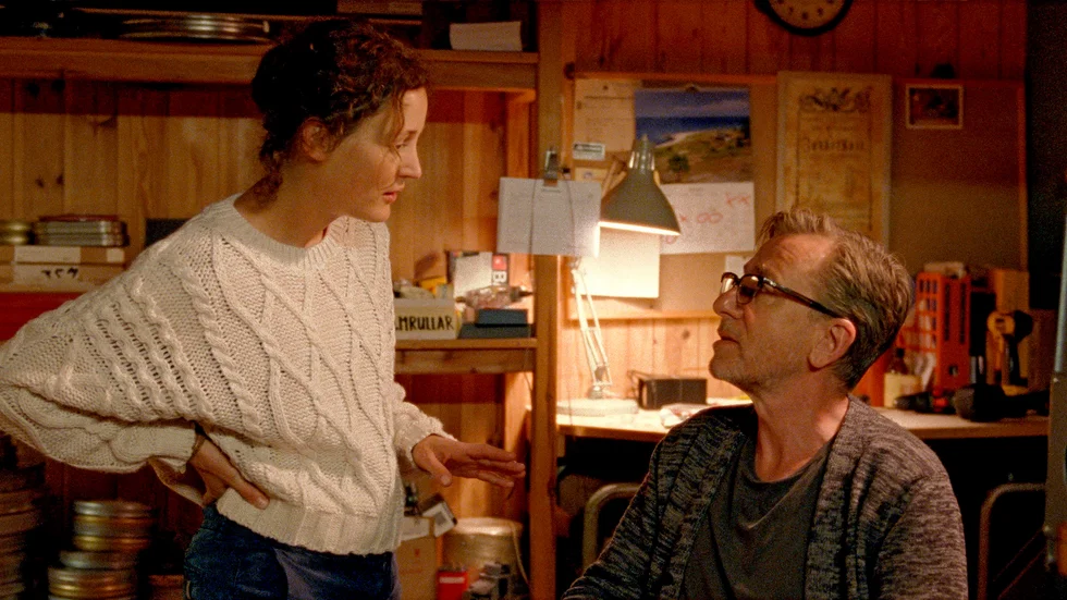 Filmskaparna Chris (Vicky Krieps) och Tony (Tim Roth) reser till Fårö i "Bergman Island". Pressbild.
