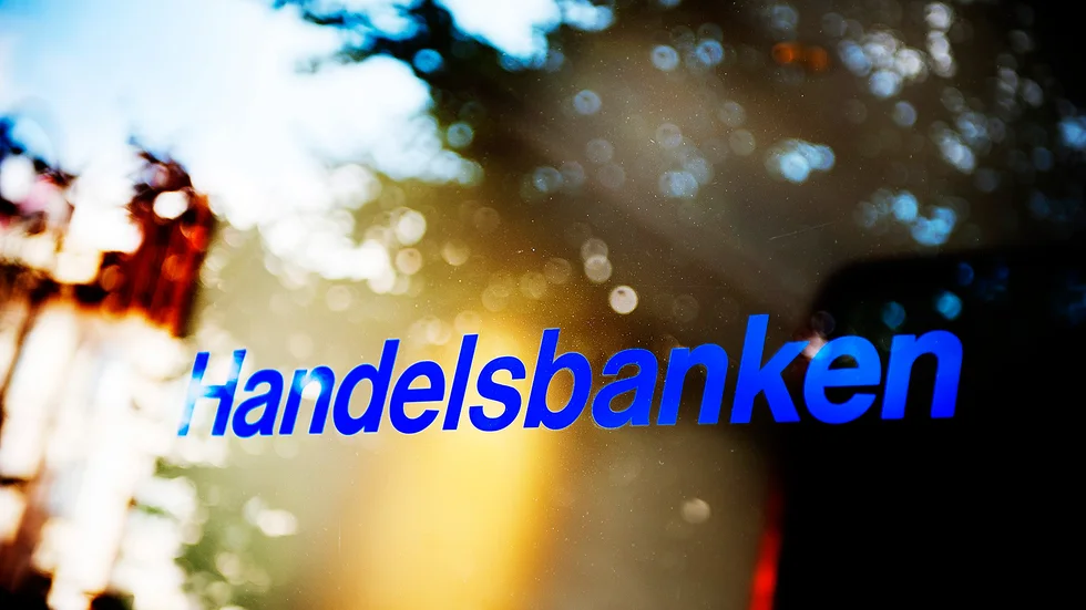 Skribenten anser att det blir problem för många äldre när allt fler bankkontor stängs.