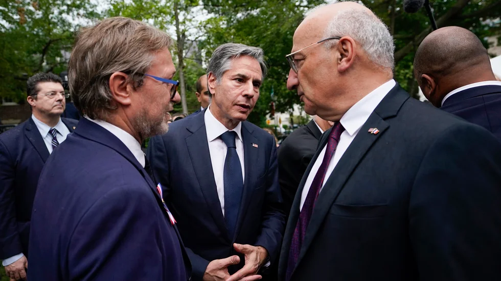 Frankrikes ambassadör i USA, Philippe Étienne (till höger) tillsammans med USA:s utrikesminister Antony Blinken (mitten). Arkivbild.