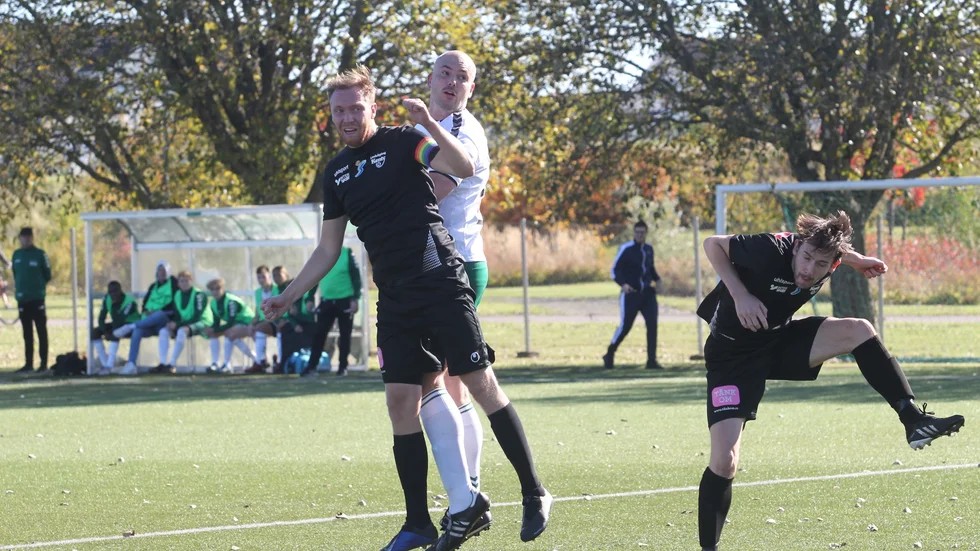 Vadstena GIF:s rutinerade Mattias Filipanics var stark på huvudet och nickade in ett av målen i 3-1-segern mot Kenty. En trepoängare som kan ge VGIF nytt kontrakt i femman.