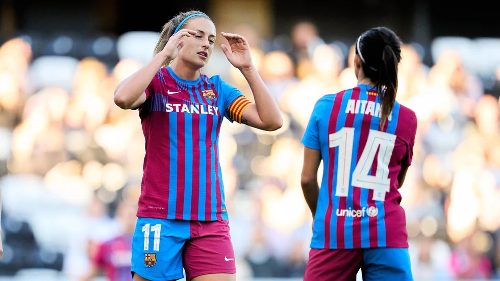 Barcelonas Alexia Putellas, till vänster, gjorde tre av åtta mål mot Valencia. Arkivbild.