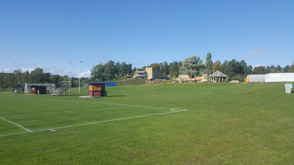 Ernebergsfältet i Gamleby ska få ett nytt omklädningsrum. När och hur det ska ske är mer oklart, eftersom kommunfullmäktige nu nobbat förslaget om att godkänna Bostadsbolagets hyreskontrakt. Istället ska en upphandling göras först.