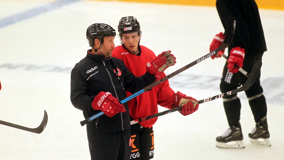 Mikael Johansson i samspråk med Corey Mackin.