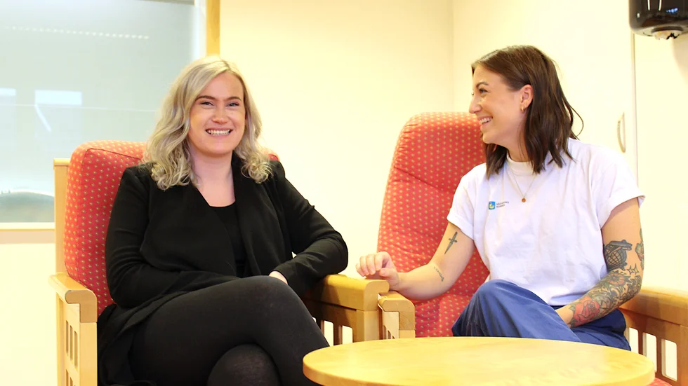 Sara Lundqvist och Beatrice Gustafsson jobbar i hemtjänsten på Rosavilla, där de mindre arbetslagen nyligen införts. Sjukfrånvaron har sjunkit, stressen har minskat och den närmre relationen med vårdtagarna gör att vårdtagarna vågar öppna sig om hur de mår. 
