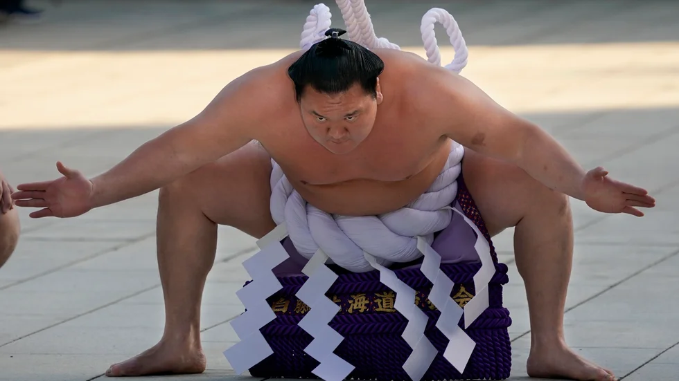 Hakuho utför en nyårsritual i Tokyo 2018.