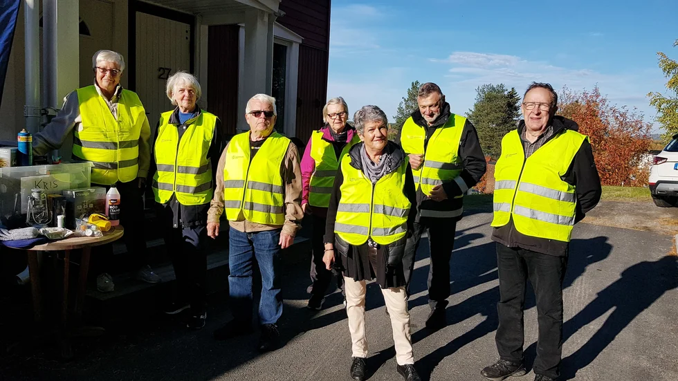 Civilförsvarsförbundets Piteåavdelning förbereder sig för att ge sig ut i byarna och i stan för att arbeta med krisinformation. Från vänster Britta Svensson, Gunnel Gustafsson, Tomas Berg, Agneta Lindström, Agnes Szögi, Stig Sjölund och Jan-Olov Viklund.