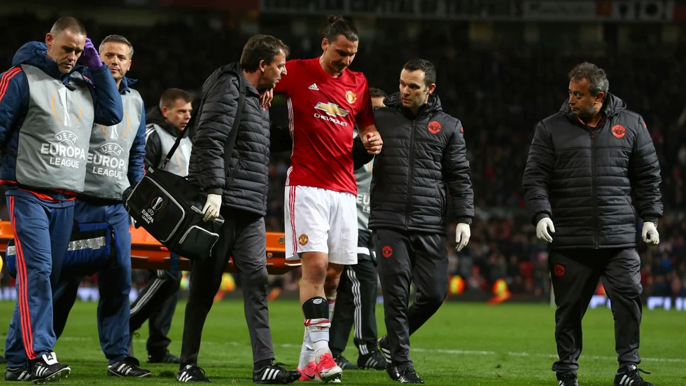 Zlatan Ibrahimovic leds ut efter knäskadan han åkte på i en Europa League-match 2017.