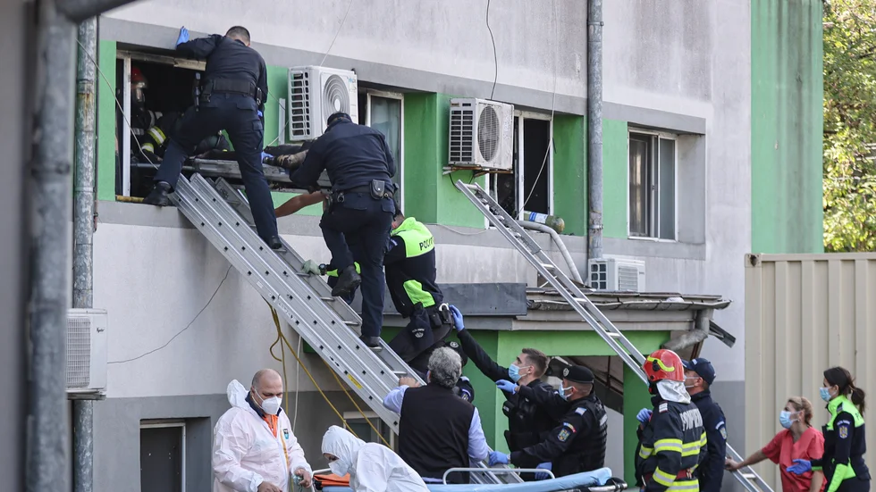 Räddningstjänst klättrar ut från intensivvårdsavdelningen på sjukhuset i Constanta.