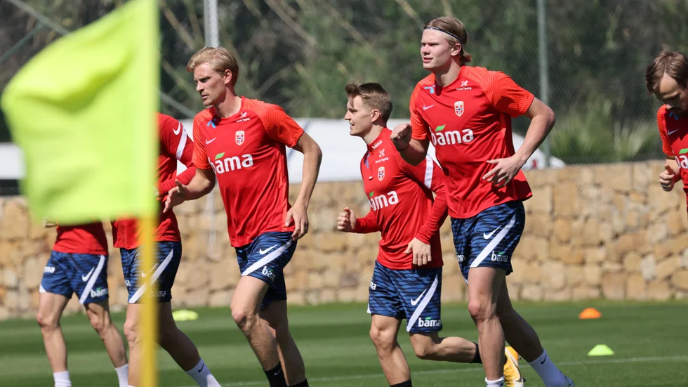 Morten Thosrby, till vänster, tillsammans med de norska landslagsstjärnorna Martin Ødegaard och Erling Haaland.