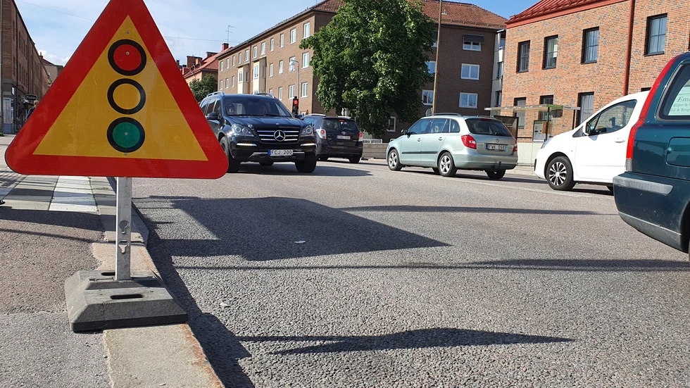 Signaturen "Motorcyklisten" tycker att  övergångsstället vid Kungsvägen behöver göras om .