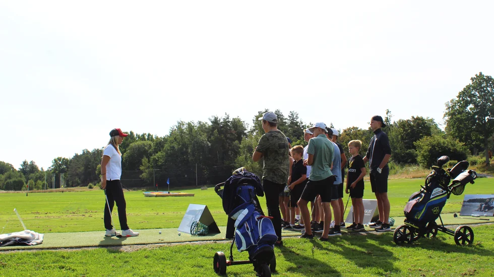 Marlene Hedblom visar sina adepter hur en golfsving ska se ut.
