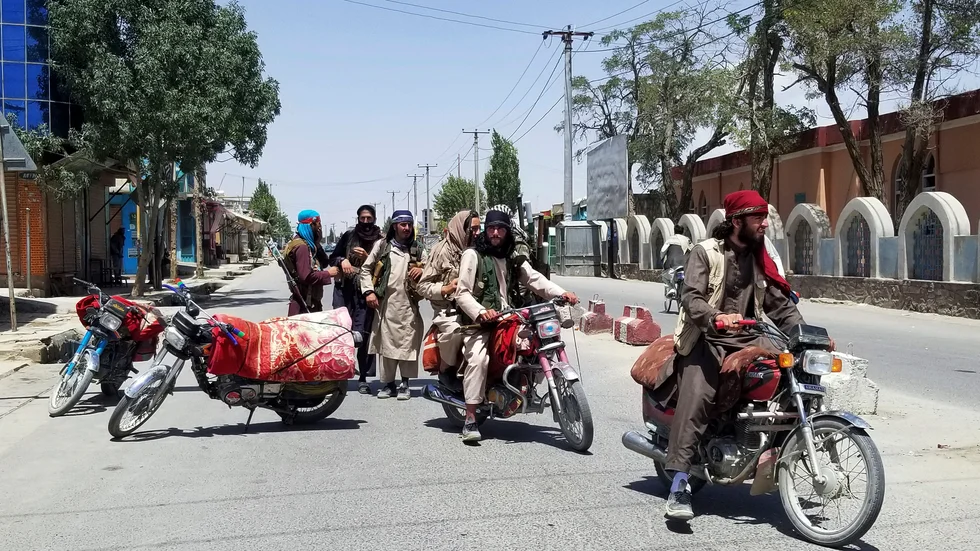 Talibaner patrullerar i provinshuvudstaden Ghazni som de intog på torsdagen.