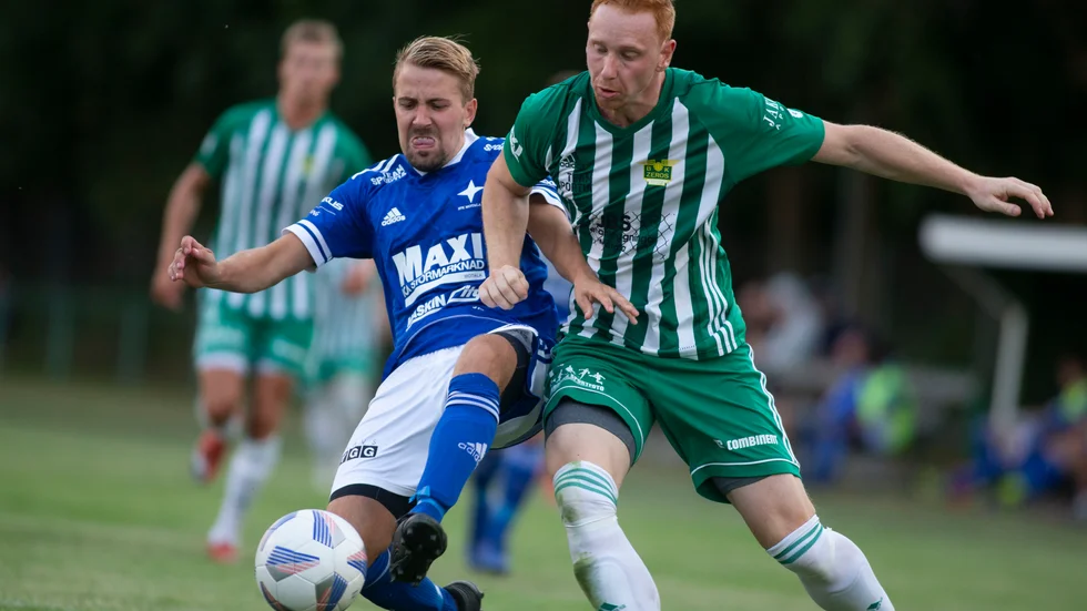Johan Rosenqvist, här i matchen mot IFK Motala, gjorde ett av målen när BK Zeros besegrade Sturefors och tog första segern i division 4.