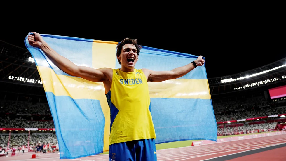 Armand Duplantis jublade med den svenska flaggan efter OS-guldet